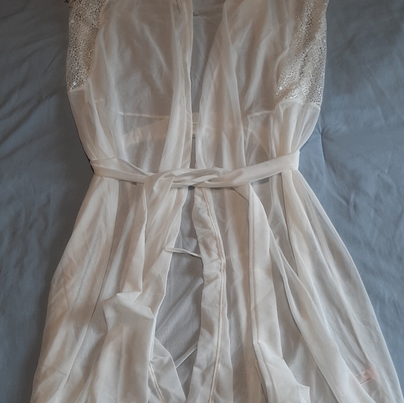 Lingerie - Picture 3 of 4